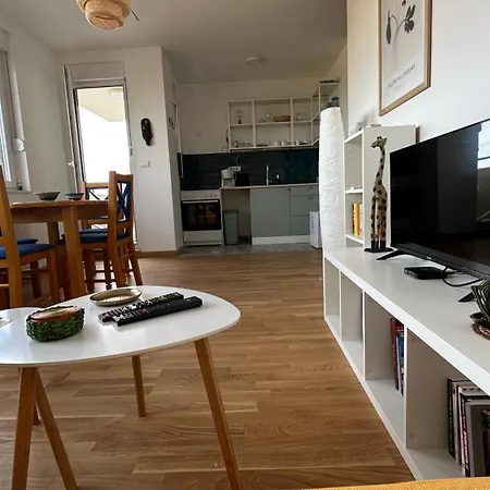 Tranquil Across The Bridge Apartment *